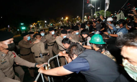 กรุงเทพฯ กลุ่มผู้ประท้วงไทยปะทะกับตำรวจ เมื่อคืนวันเสาร์ที่ผ่านมานี้ 13 กพ. บาดเจ็บ 40