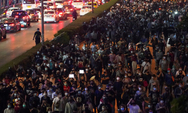 เมื่อคืนวันพุธผู้ประท้วงชาวไทยออกไปประท้วงตามท้องถนนตามกฎหมายหมิ่นพระบรมเดชานุภาพ ม.112
