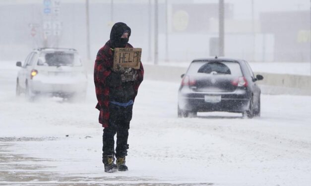 ไฟดับทั่วเท็กซัส หิมะและน้ำแข็งครอบคุมทางตอนใต้ของพื้นที่ราบ