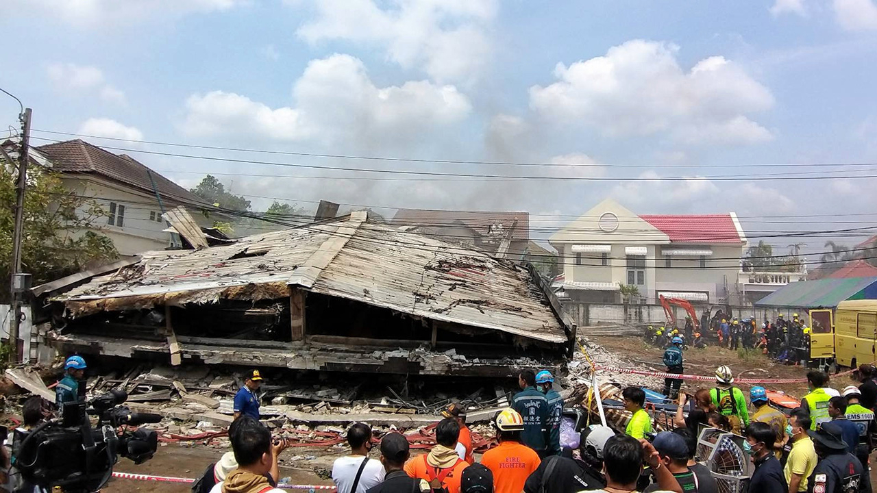 หนีวุ่น! นาทีบ้านเดี่ยว 3 ชั้น ถล่มทั้งหลัง ขณะ จนท.กำลังดับเพลิงตาย 5 ศพ: Matichon TV