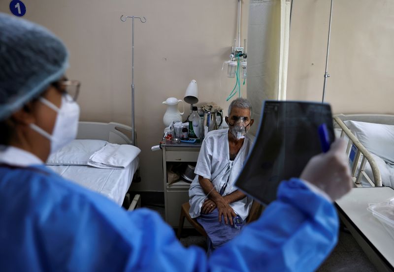 แพทย์ฝึกหัดชาวอินเดียดึงตัวจากการสอบเพื่อต่อสู้กับการแพร่ระบาดของไวรัสโควิดที่ใหญ่ที่สุดในโลก