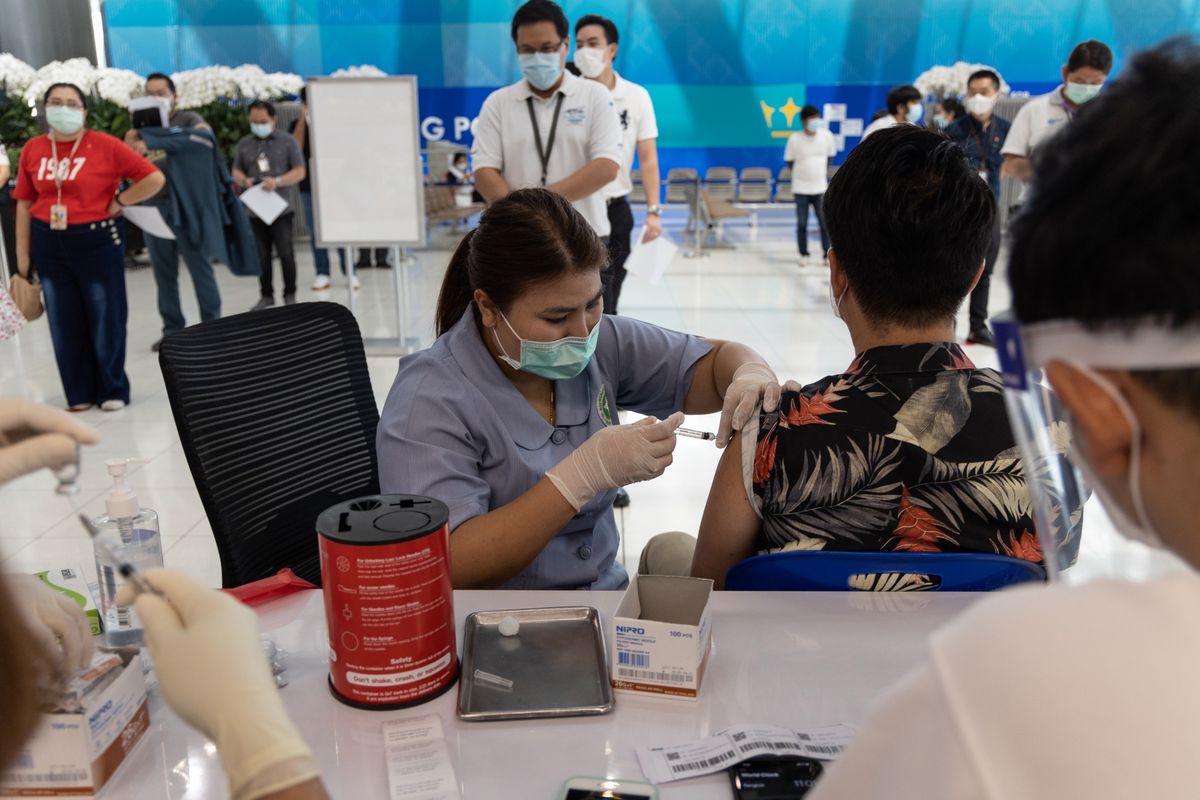 การเปิดตัววัคซีนของประเทศไทยเกิดความโกลาหลกับการยกเลิก การขาดแคลนยา