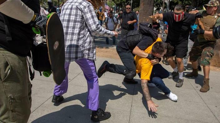 Los Angeles Anti-Vaxx Rally จบลงด้วยการแทงผู้ชายทะเลาะวิวาทรุนแรง