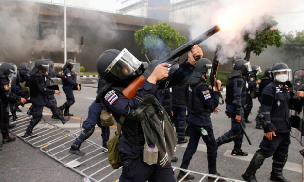 ตร.ไทยปะทะผู้ประท้วงหลายพันคนชุมนุมต่อต้านรัฐบาล