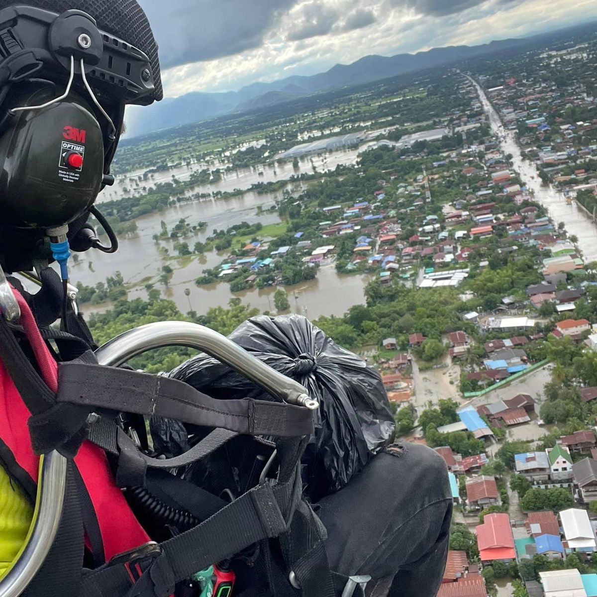 จิตอาสาไทยขึ้นบนท้องฟ้า มอบสิ่งของช่วยผู้ประสบอุทกภัย