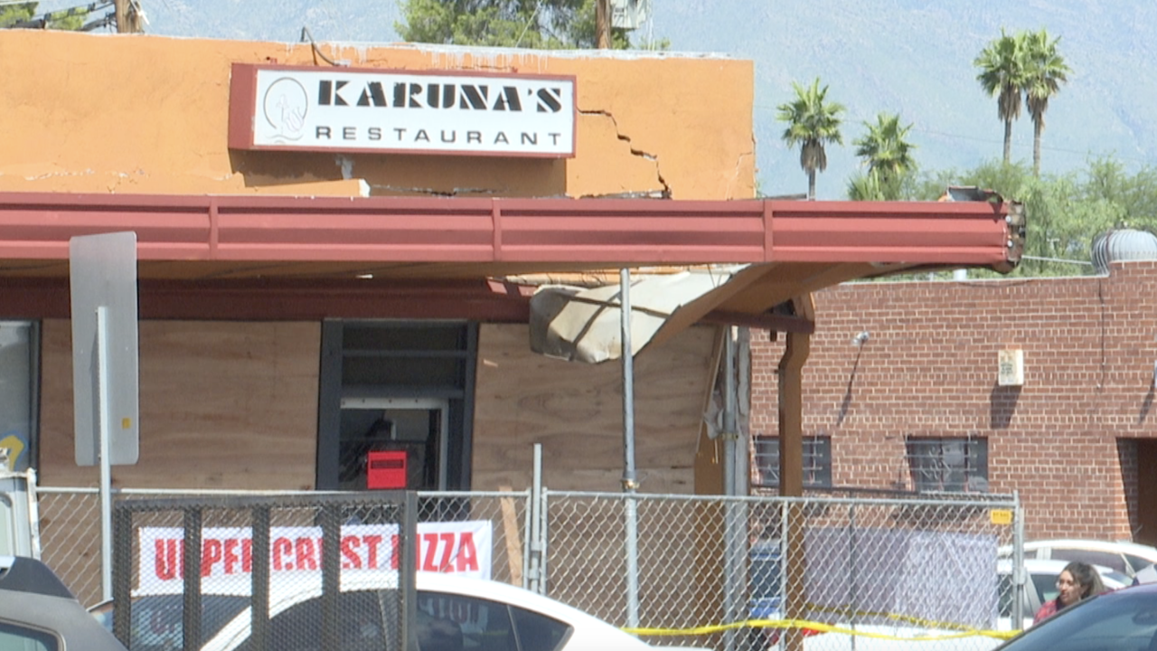 รถขนขยะพุ่งชนทางเข้าร้านอาหารไทยท้องถิ่นที่เปิดมานานถึง 26 ปี