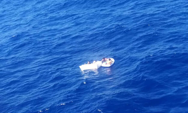 หน่วยกู้ภัยพบเด็กเรืออับปาง 2 คน เกาะติดอยู่กับแม่ที่เสียชีวิต ช่วยชีวิตพวกเขาด้วยการดื่มปัสสาวะเพื่อให้นมลูก