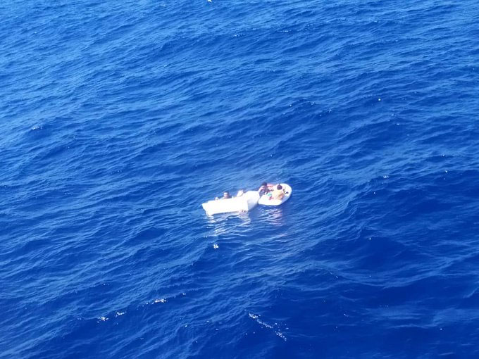 หน่วยกู้ภัยพบเด็กเรืออับปาง 2 คน เกาะติดอยู่กับแม่ที่เสียชีวิต ช่วยชีวิตพวกเขาด้วยการดื่มปัสสาวะเพื่อให้นมลูก