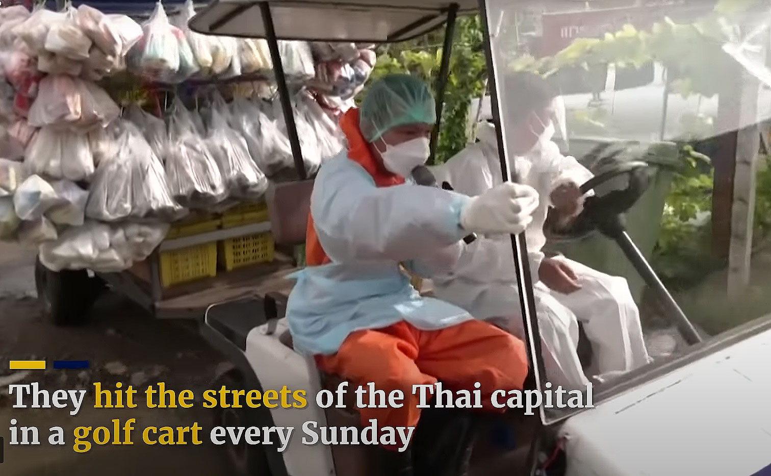 พระไทยไม่นิ่งส่งอาหารโดยใช้รถกอลฟ์