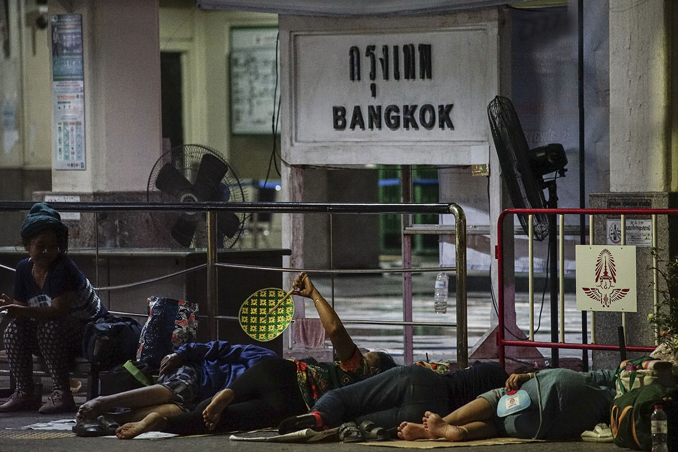 กรุงเทพฯ คนไร้บ้านเข้าถึงวัคซีนป้องกันโควิดจริงหรือที่หัวลำโพง ความตายข้างถนนที่ราชดำเนิน