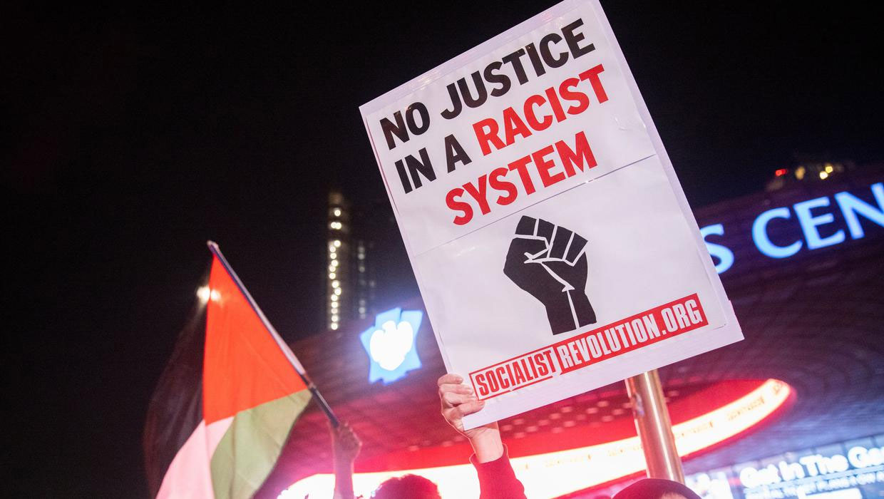 ชาวอเมริกันผิวดำมองว่าระบบลำเอียงในคำตัดสินของ Rittenhouse