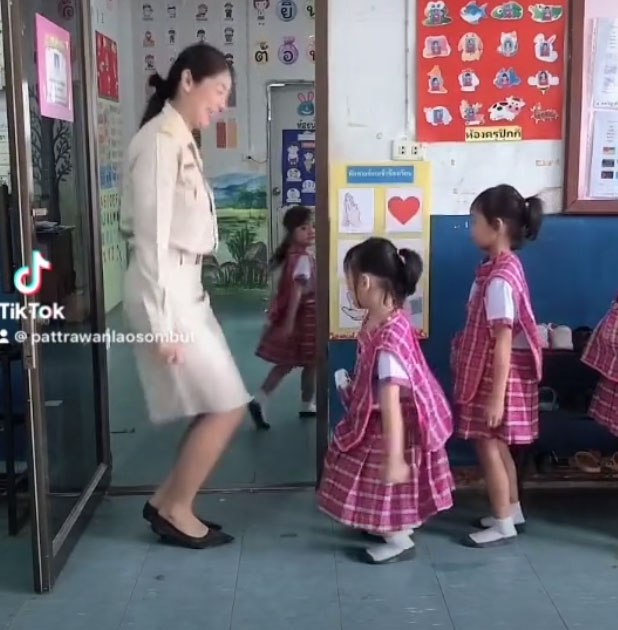 ครู ภัทรวรรณ เหล่าสมบัติ ครูไทยยังคงเพิ่มยอดวิว TikTok 13 ล้านวิวแล้ว สำหรับวิดีโอทักทายเป็นรายบุคคล