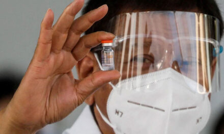 ประธานาธิบดีโรดริโก ดูเตอร์เตของฟิลิปปินส์ ขู่สั่งจับกุมผู้ที่ไม่ได้รับฉีดวัคซีนออกมานอกบ้าน
