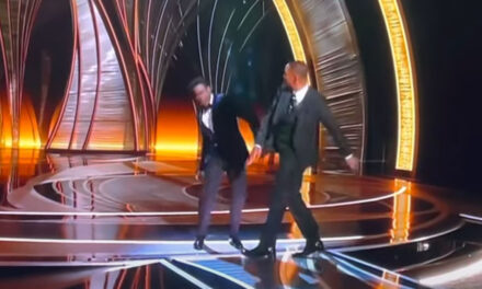 Will Smith เดินขึ้นไปบนเวทีชกปากดาราตลก Chris Rock ระหว่างงาน Oscar