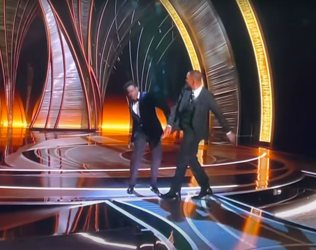 Will Smith เดินขึ้นไปบนเวทีชกปากดาราตลก Chris Rock ระหว่างงาน Oscar