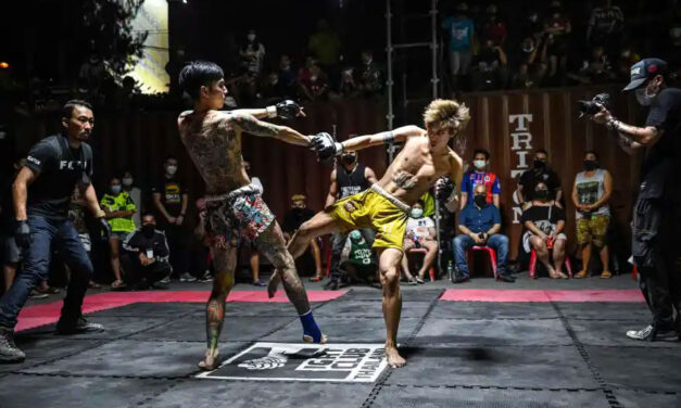 Fight Club ในชีวิตจริงที่โหดร้าย นักสู้มือสมัครเล่นต่อสู้ต่อหน้าฝูงชนบนถนนในกรุงเทพฯ