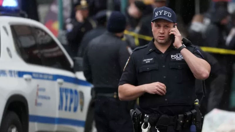 มีผู้ได้รับบาดเจ็บอย่างน้อย 13 ราย จากเหตุกราดยิงในสถานีรถใต้ดินนิวยอร์ก