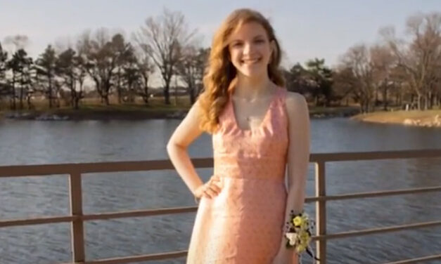 หลานสาวต้องการชุดงานพรอม (senior prom) แม่เย็บชุดให้ลูกสาวด้วย..