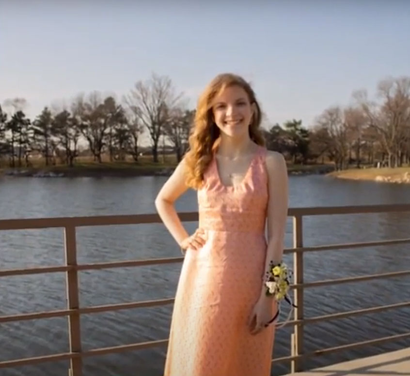 หลานสาวต้องการชุดงานพรอม (senior prom) แม่เย็บชุดให้ลูกสาวด้วย..