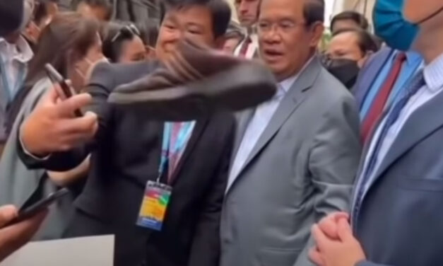 เมื่อวันพุธ ฮุนเซนตกเป็นเป้าหมายของผู้ประท้วงขว้างรองเท้าก่อนจะเยือนทำเนียบขาว