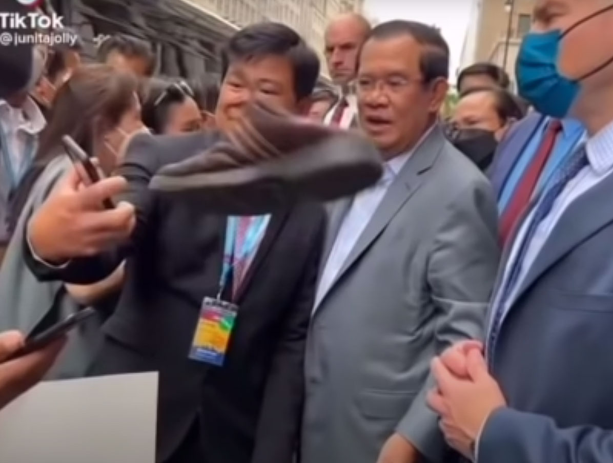 เมื่อวันพุธ ฮุนเซนตกเป็นเป้าหมายของผู้ประท้วงขว้างรองเท้าก่อนจะเยือนทำเนียบขาว