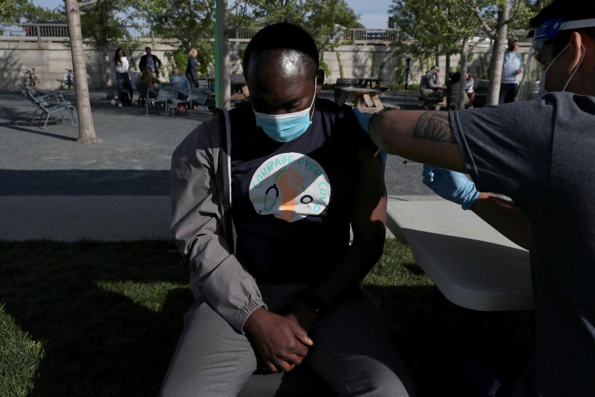 FDA จำกัดการใช้วัคซีน Johnson & Johnson สำหรับผู้ใหญ่เกี่ยวกับความกังวลเรื่องลิ่มเลือด