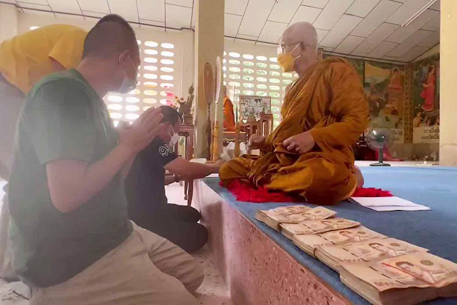 อดีตเจ้าอาวาสพระกาโตะที่อับอายส่งเงินค่าประเวณีคืนให้วัด