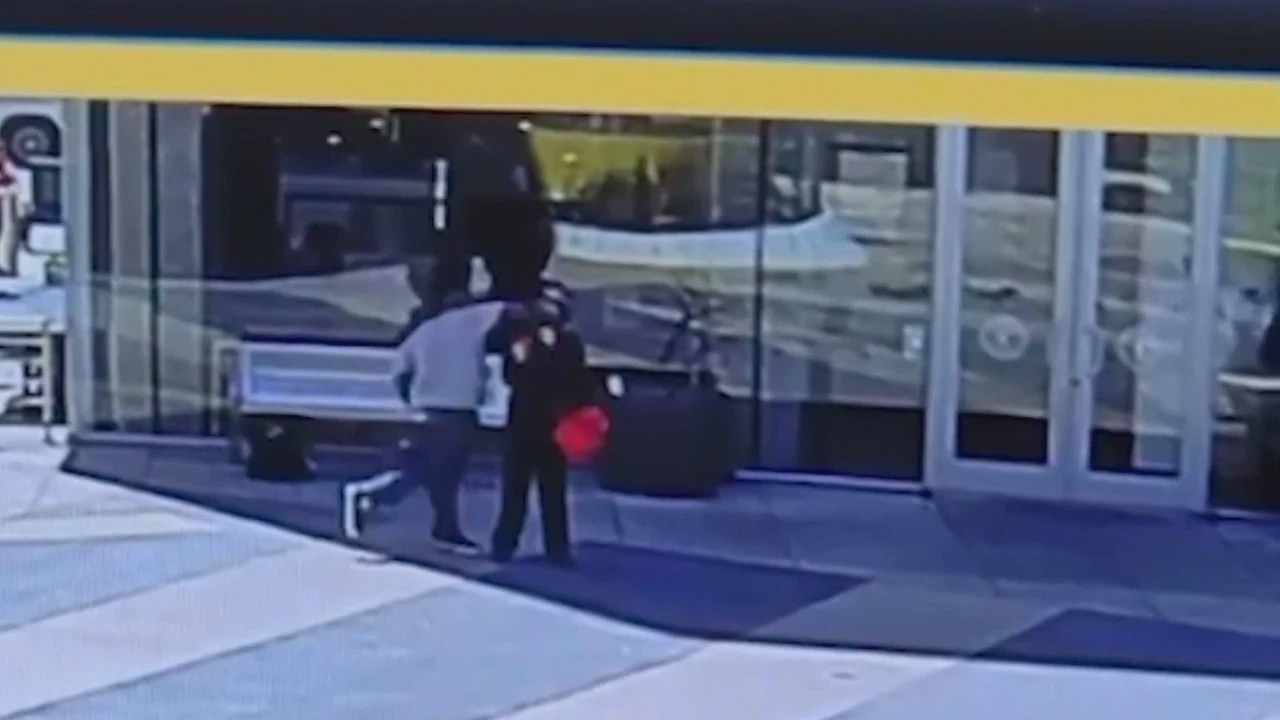 ทหารผ่านศึกนาวิกโยธินเชื้อสายเอเชียของสหรัฐฯ เจอหมัดดูดเจาะ sucker-punched หงายทั้งยืนในแอลเอ โคเรียทาวน์