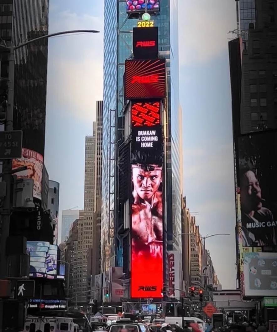 บัวขาว บัญชาเมฆ นักมวยไทยคนแรกได้ขึ้นป้ายบิลบอร์ดที่ไทม์สแควร์ มหานครนิวยอร์ก