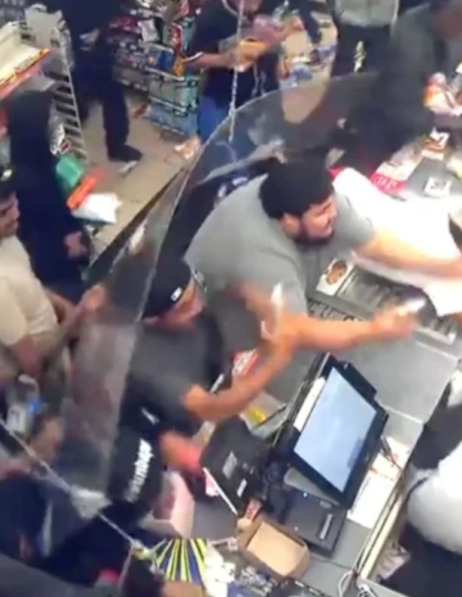 แฟลชม็อบโจรบุก 7-11 ในแอลเอ กวาดสินค้าเกลี้ยงก่อนหายเข้ากลีบเมฆ