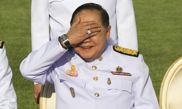 รักษาอำนาจ ระบบการเมืองปัจจุบันของไทยวางซ้อนเพื่อสนับสนุนการจัดตั้งราชวงศ์-ทหาร