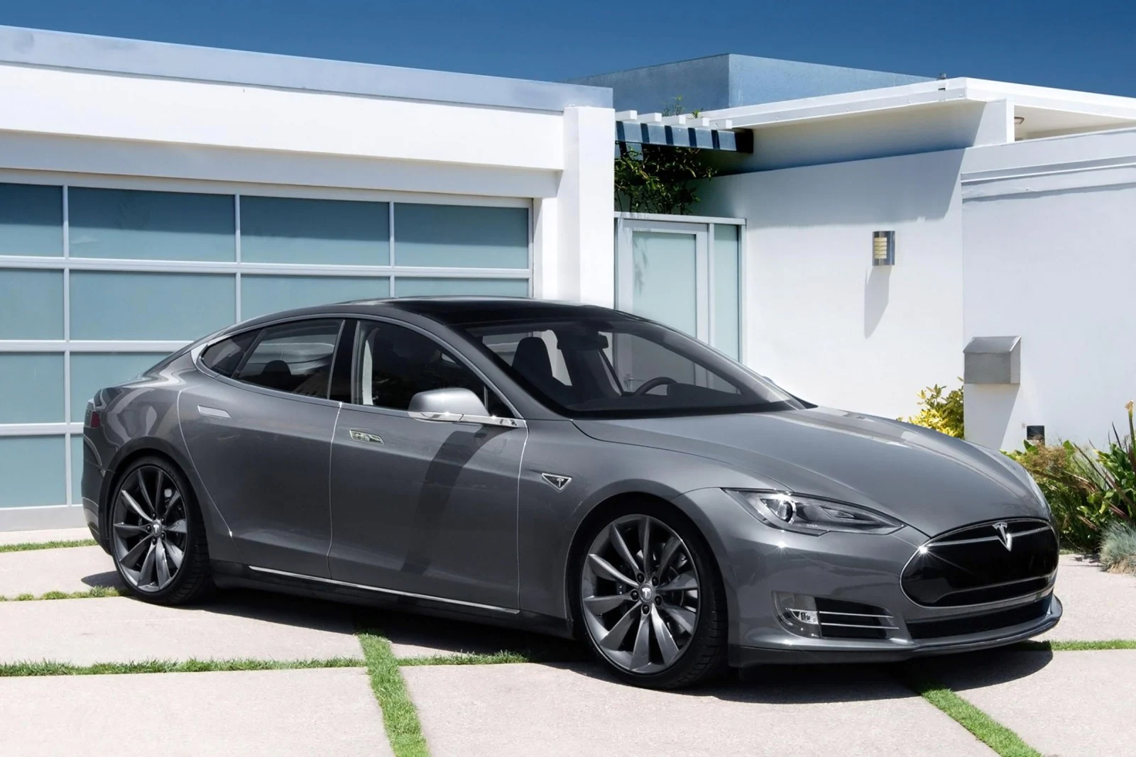 เจ้าของ Tesla อ้างราคาแบตเตอรี่ทดแทน 26,000 เหรียญ