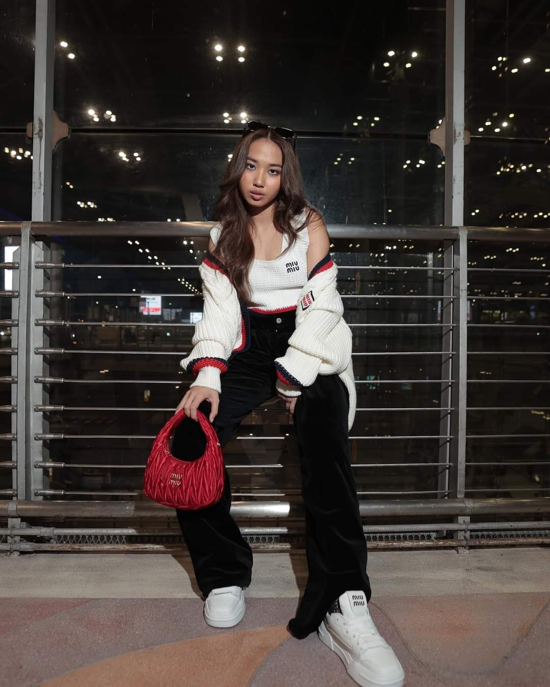 มิลลิสุดปลื้ม แฟนคลับกรี๊ดเรียก มิลลิ ดังสนั่น ระหว่างเข้าร่วมงาน Paris Fashion Week