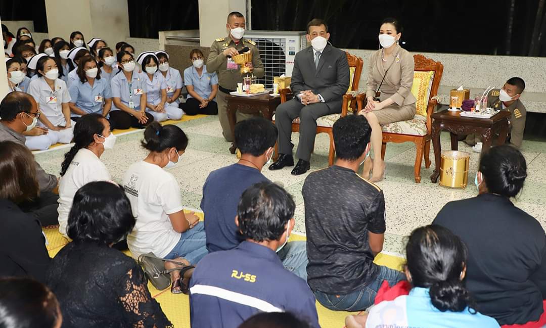พระบาทสมเด็จพระเจ้าอยู่หัว และสมเด็จพระนางเจ้าฯ พระบรมราชินี เสด็จพระราชดำเนินไปทรงเยี่ยมครอบครัวผู้เสียชีวิต