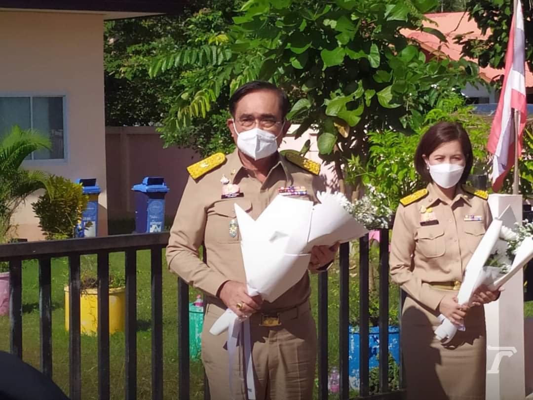 นายกฯ วางดอกไม้อาลัยผู้เสียชีวิต จากเหตุ กราดยิง หนองบัวลำภู⁣