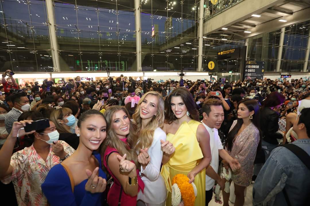 มิสแกรนด์ อินเตอร์เนชั่นแนล 2022 ทำสนามบินแตก! แฟนนางงามแห่ต้อนรับ “ควีนแกรนด์” ทั้ง 10 มง สุดอบอุ่น “อิงฟ้า” น้ำตาคลอ ขอบคุณทุกกำลังใจที่ให้มา