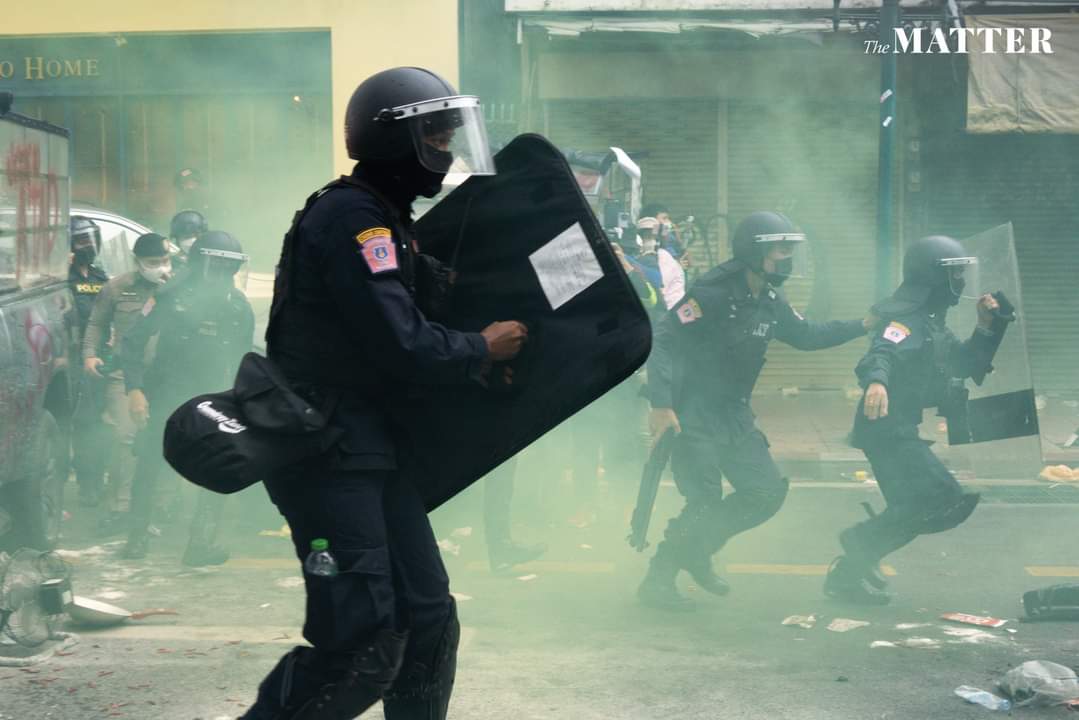 ตำรวจสลายการชุมนุม ‘ราษฎรหยุด APEC2022’ ทำให้มีผู้บาดเจ็บจำนวนมาก รวมถึงสื่อมวลชน