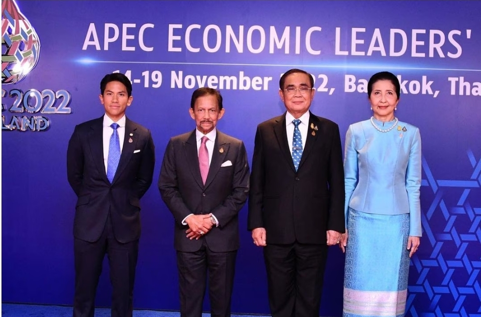 เจ้าชายมาทีน เจ้าชายสุดฮอตขวัญใจสาวไทยได้อวดภาพตามเสด็จพระบิดามาร่วมการประชุม Apec 2022 ด้วย