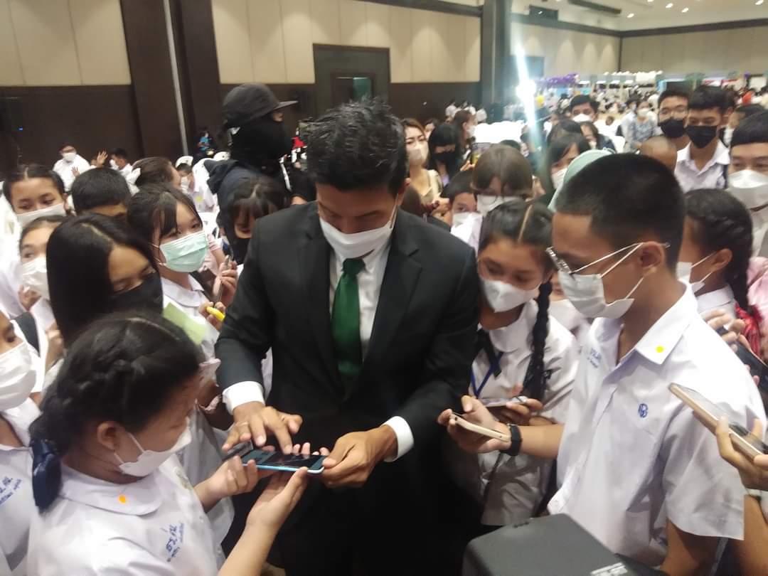 สานฝันเด็กนั่งเก้าอี้ผู้ว่าฯกทม