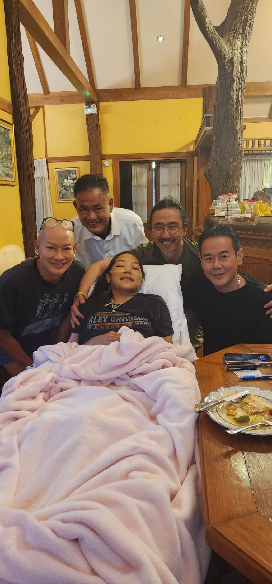 คุณเป๊ก สัณณ์ชัย สามีของธัญญ่า ธัญญาเรศ เองตระกูล พร้อมเพื่อนสนิท เดินทางไปเยี่ยมคุณแมงมุม ที่จ.เชียงใหม่