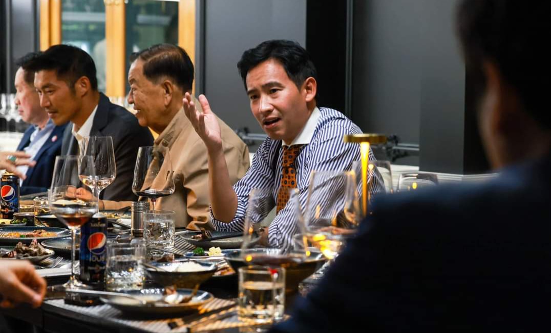 แกนนำ 6 พรรคการเมืองกินข้าวร่วมกัน