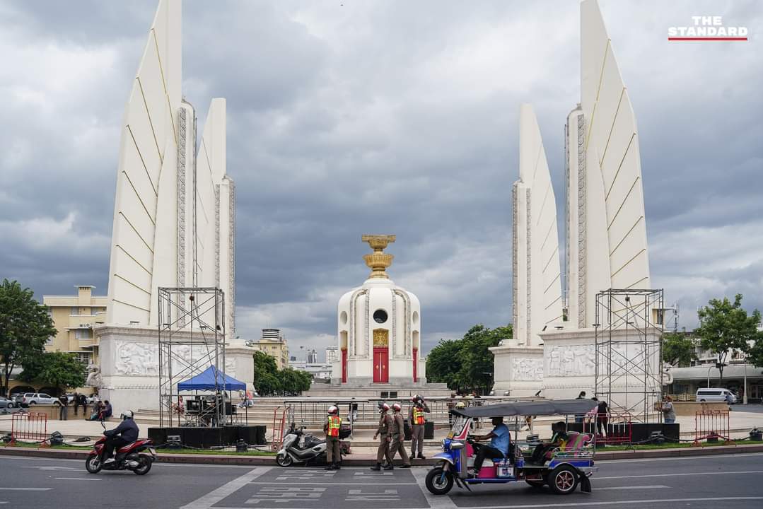 ผู้ชุมนุมตั้งเวทีเตรียมกิจกรรม ‘19 กรกฎา วันฌาปนกิจ ส.ว.’ ตำรวจวางกำลังดูแล 3 กองร้อย ขีดเส้นจบงาน 21.00 น.