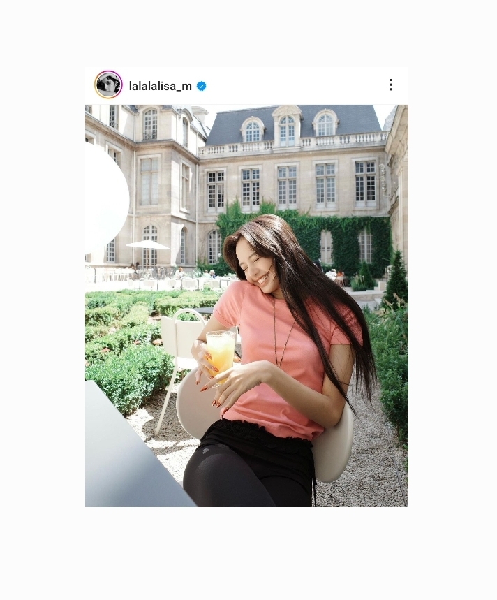 ลิซ่า – ลลิษา มโนบาล โพสต์ภาพนั่งจิบน้ำผลไม้ อย่างน้ำส้ม