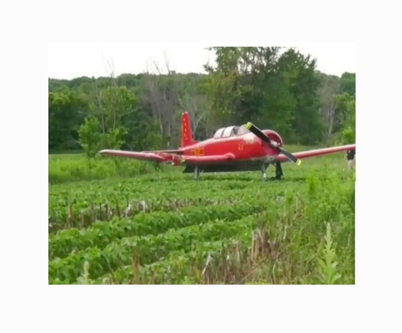 แม่เลี้ยงเดี่ยวถูกปีกเครื่องบินฟาดกระแทกหัวดับสลด ขณะตัดหญ้าในสนามบิน