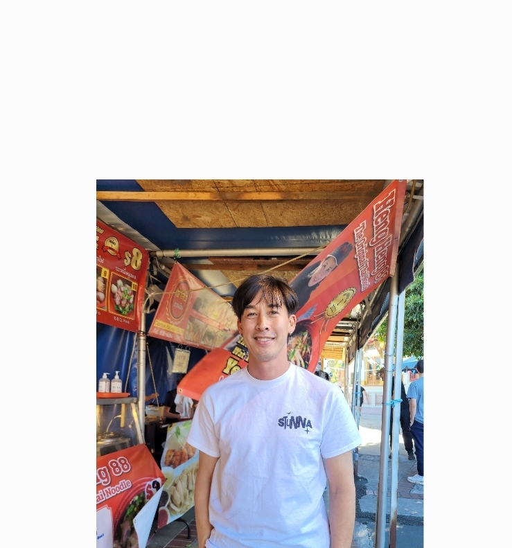 เจอดาราหนุ่มหน้าหล่อ อั๊ต อัษฎา พานิชกุล ที่วัดไทยลอสแองเจลิสค่ะ