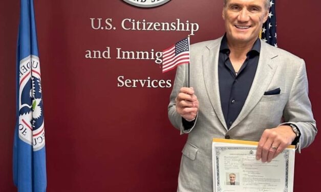 ดอล์ฟ ลันด์เกรน ได้เป็นพลเมืองอเมริกา